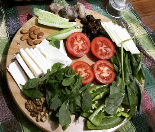 加济安泰普阿里贝孔那吉酒店的桌上的西红柿和蔬菜等食物