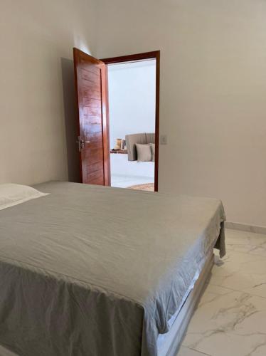 加利纽斯Casa Refúgio的一间卧室配有一张大床和镜子