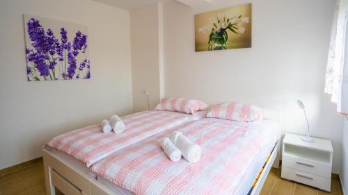 多博沃Apartma Tri oljke的一间卧室配有带3个枕头的床