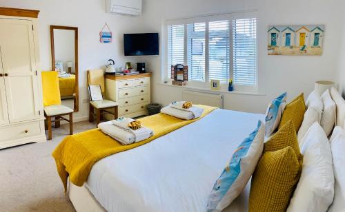 基督城Avon Beach Bed & Breakfast的一间卧室配有一张大床和毛巾