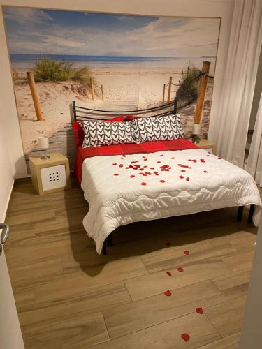 Palo del ColleGuest house Novecento的卧室配有一张红色的床,位于地板上