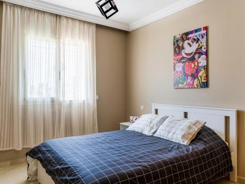 马拉喀什New Modern Apartment in Marrakech - Netflix - WiFi的卧室配有一张床,墙上挂有绘画作品