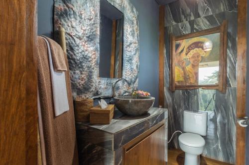 乌布Masakali Retreat的一间带碗水槽和卫生间的浴室