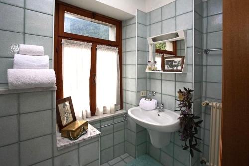 福尔尼阿沃尔特里Albergo Piani di Luzza的一间带水槽和窗户的浴室