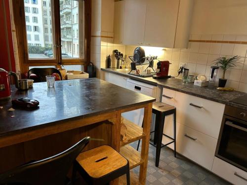 日内瓦Chambre, bedroom - Perle du Lac, Geneva的厨房配有桌子和台面