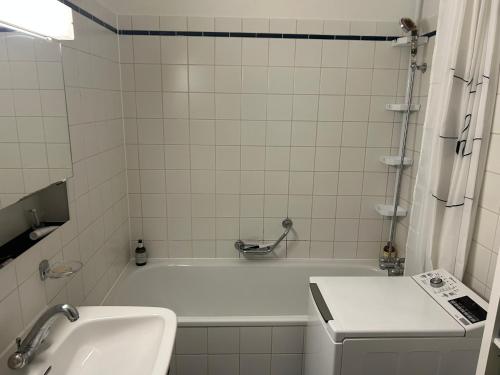 日内瓦Chambre, bedroom - Perle du Lac, Geneva的浴室配有白色浴缸和水槽
