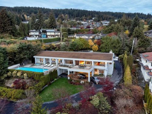 西温哥华The West Vancouver Getaway Estate - 5 Bedrooms的享有带游泳池的房屋的空中景致