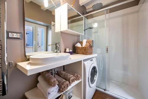 罗维尼Apartment Mediterraneo的一间带水槽和洗衣机的浴室