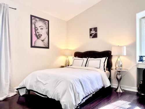 洛杉矶Hollywood Hills Homestay的卧室配有一张带白色床单和枕头的大床。