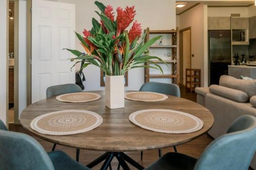 帕皮提Grand Large - Premium suite的餐桌,带盘子和花瓶