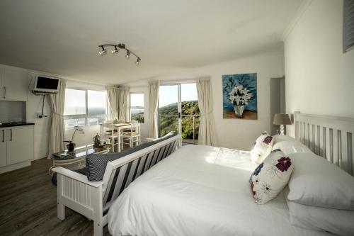 西蒙镇罗克兰兹海边住宿加早餐酒店的卧室配有一张大白色床和窗户
