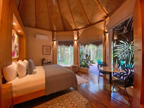 斯普希尔Casa Kaan Calakmul的卧室配有一张床和一张桌子