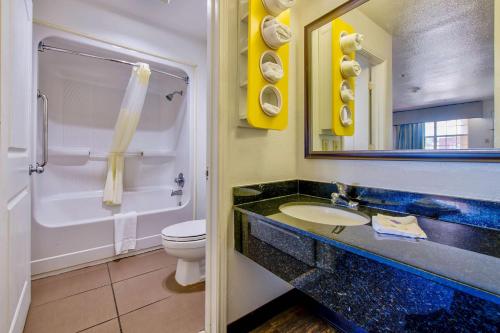 阿林顿阿灵顿6号汽车旅馆的一间带水槽、卫生间和镜子的浴室