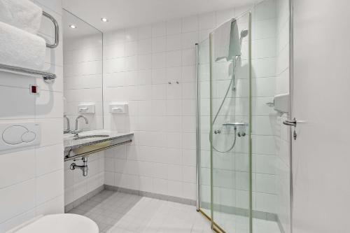 希勒勒Best Western Hotel Hillerød的带淋浴、卫生间和盥洗盆的浴室