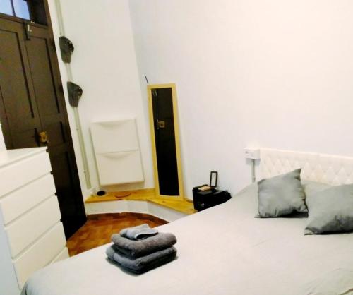 阿鲁卡斯La Pernocta的卧室配有白色床和毛巾