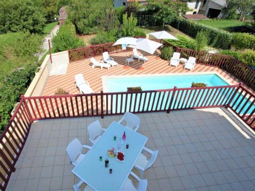 CarluxHoliday home with private pool near Sarlat的一个带桌椅的庭院和一个游泳池