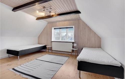 AsnæsStunning Home In Asns With Kitchen的一间卧室设有两张床和窗户。