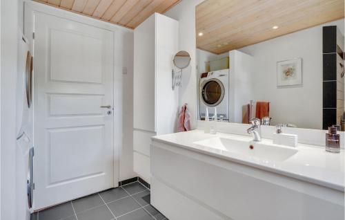布罗艾厄Amazing Home In Broager With House Sea View的白色的浴室设有水槽和白色门