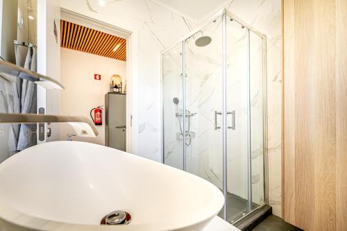 克卢什Two bedroom apartment close to train station by Lisbon with Sintra的带淋浴和白色盥洗盆的浴室