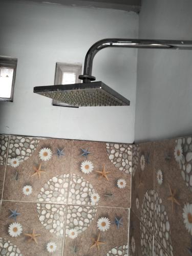 BajawaMarselino Bacpacker's Room的设有带水槽和瓷砖地板的淋浴的浴室