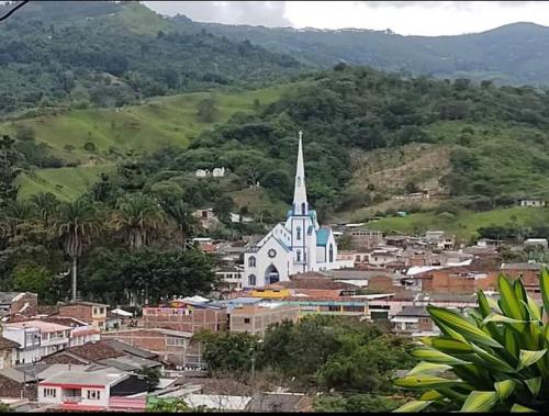 TrujilloJARDIN CAFETERO的小镇上一座白色教堂