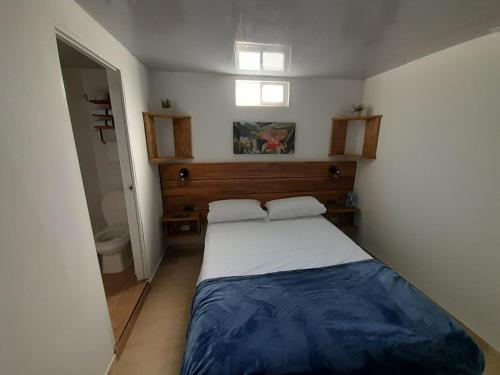 TrujilloJARDIN CAFETERO的一间小卧室,卧室内配有一张床铺