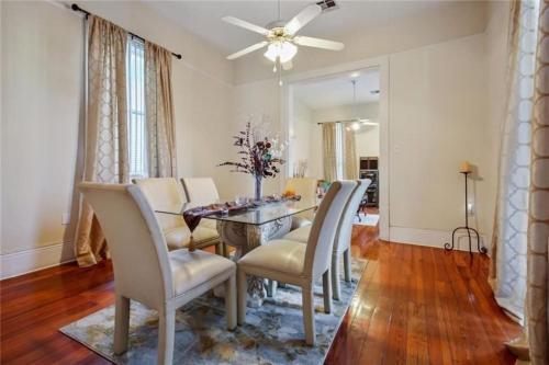 新奥尔良Historic Cottage 3 mins to the French Qtr. Sleeps 12的一间带桌椅的用餐室