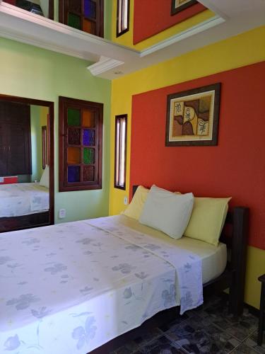 马塞约Recanto do Mergulhão的一间卧室设有两张色彩缤纷的墙壁