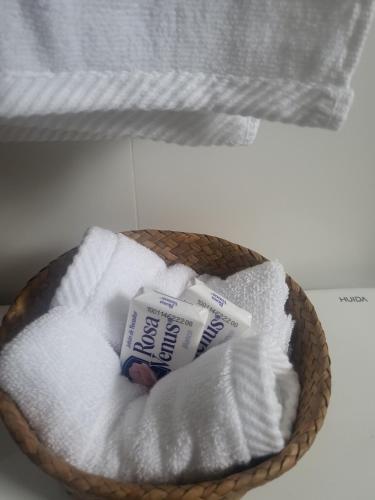 卢西Summer Breeze Villa的包括牙刷和一管牙面的毛巾篮