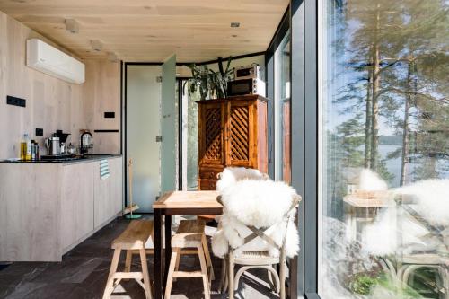 HektnerThe WonderInn Mirrored Glass Cabin - Wonderinn Delta的厨房配有桌椅和窗户。