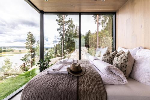 HektnerThe WonderInn Mirrored Glass Cabin - Wonderinn Delta的一间卧室设有一张大床和大窗户