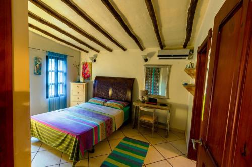 ParaguachiVilla Cococaribic Isla Margarita Venezuela的一间卧室配有一张床和一张书桌