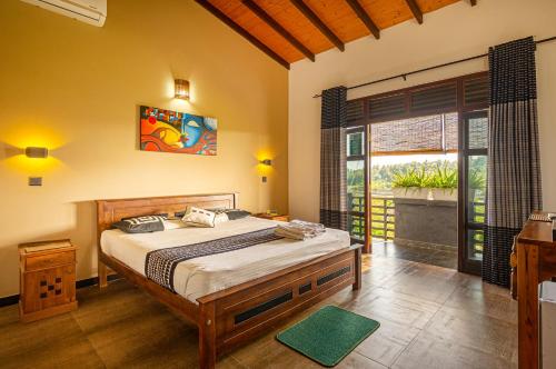 MalabeYamu Lanka Inn的一间卧室设有一张床和一个大窗户