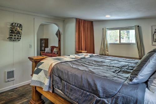 拉派恩Private La Pine Cabin Rental 30 Mi to Bend!的一间卧室设有一张大床和一个窗户。