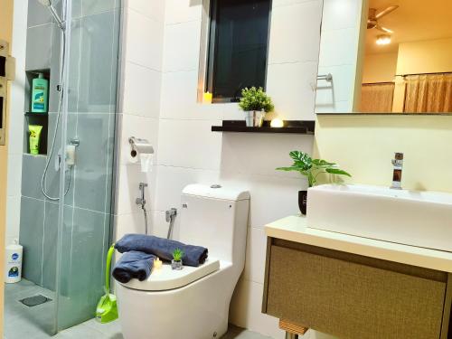 吉隆坡Petalz Luxury Suite 10Pax MID VALLEY OLD KLANG ROAD OUG KLANG LAMA KL的浴室配有卫生间、盥洗盆和淋浴。
