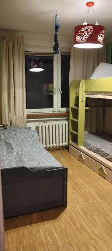 索斯诺维茨Mieszkanie Sosnowiec的一间卧室设有两张双层床和一扇窗户。
