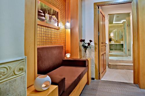 伊斯坦布尔希拉流姆大酒店的一间带长凳的房间和一个带镜子的走廊