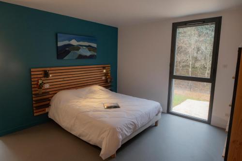 沃勒维克L'Orée des Sources的一间卧室设有一张床和一个大窗户