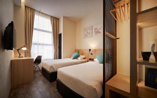 峇六拜槟城优酒店的酒店客房设有两张床和窗户。