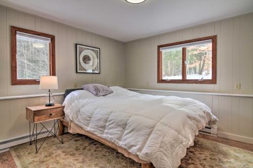 布朗斯维尔Inviting Vermont Cabin On Mount Ascutney!的一间卧室设有一张大床和两个窗户。