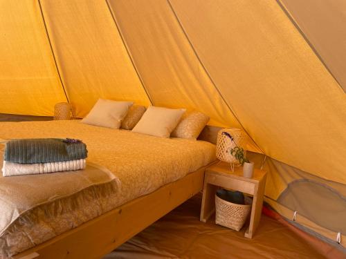埃斯托伊Quinta da Boa Sorte的帐篷内一间卧室,配有一张床