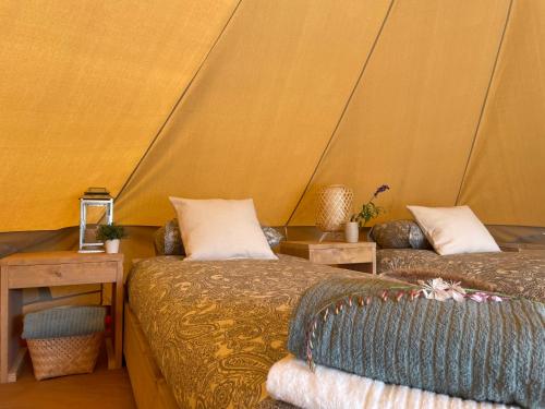 埃斯托伊Quinta da Boa Sorte的帐篷内带两张床的房间