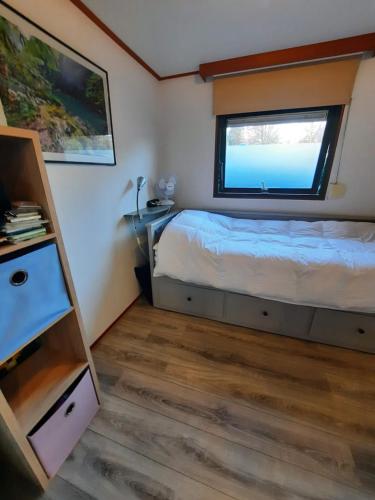 HeelChalet M & J的一间小卧室,配有床和窗户