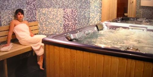 大特尔诺沃HOTEL BOLYARI的坐在浴室浴缸里的女人