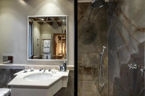 威尼斯帕拉佐普瑞里酒店的浴室配有盥洗盆和带镜子的淋浴