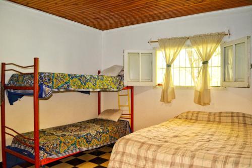 Colonia Las RosasCabaña Ascensión-Caminos del Vino的一间卧室配有两张双层床。