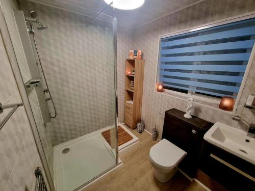 锡厄姆The Light House的带淋浴、卫生间和盥洗盆的浴室