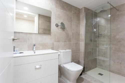 坎普罗东Hotel SAIOLA的浴室配有卫生间水槽和淋浴。