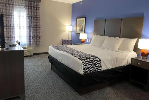 舍尔茨La Quinta Inn and Suites by Wyndham - Schertz的酒店客房带一张大床,带白色床单