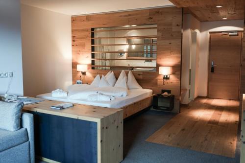 新黎凡特弗里德里希魅力酒店的一间卧室配有一张大床和一张沙发